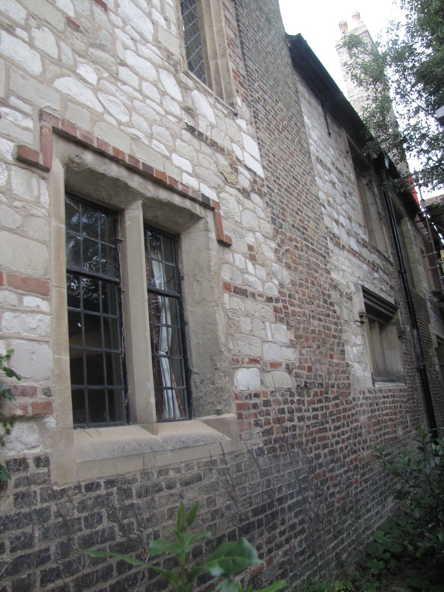 NigelHWoodcock's tweet photo. Medieval walls of local #Clunch in #Cambridge. White, fine-grained limestone, inexpensive, workable, but not durable. Much used pre-1600, but mostly replaced. Examples from @Peterhouse_Cam, @christs_college and @Kings_College. First of a chronological set of #CambridgeStones. https://t.co/JsBbfjBsZd