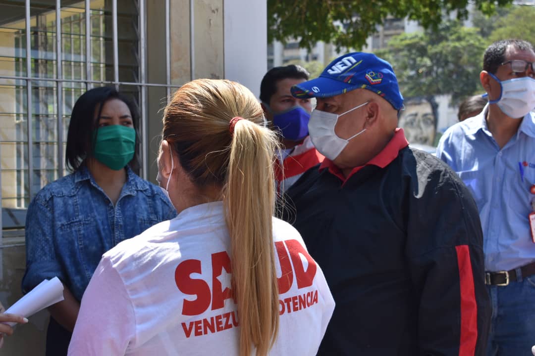 ElCam_Inmortal's tweet photo. 🛑#AHORA| El Jefe de @GobCapital @dariovivaspsuv, Sigue trabajando en los espacios de salud comunitarios, y se encuentra en el CDI de la parroquia #Caricuao, #UD6, en apoyo logístico y cumpliendo con las líneas de acción inmediata emanadas por el Pdte. @NicolasMaduro.😷 https://t.co/bxzxtqGyB6