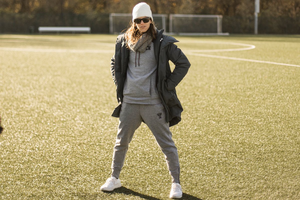 The best power pose in the game 💪

Happy birthday to our head strength and conditioning coach, <a href="/Ktmunger/">Katie Munger</a>! 

🔴#WreckEm⚫️