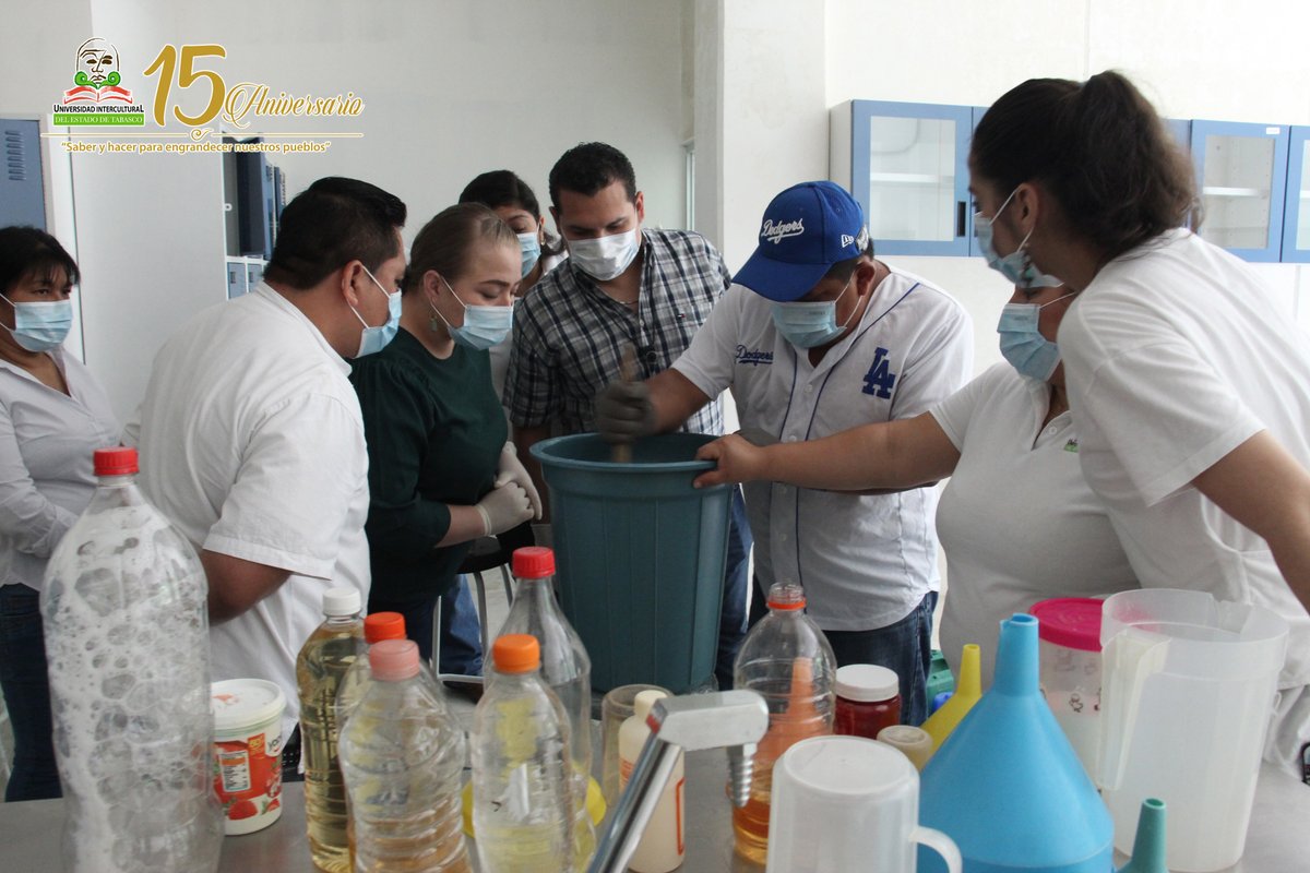 UIETab's tweet photo. Atendiendo el compromiso social con los habitantes de los pueblos originarios, la @UIETab  realizó una campaña para elaborar gel antibacterial, con el propósito de brindar a los pobladores de Oxolotán, Tacotalpa, apoyo con este producto ante el escenario de la contingencia (1/3) https://t.co/APDwNqPTMu