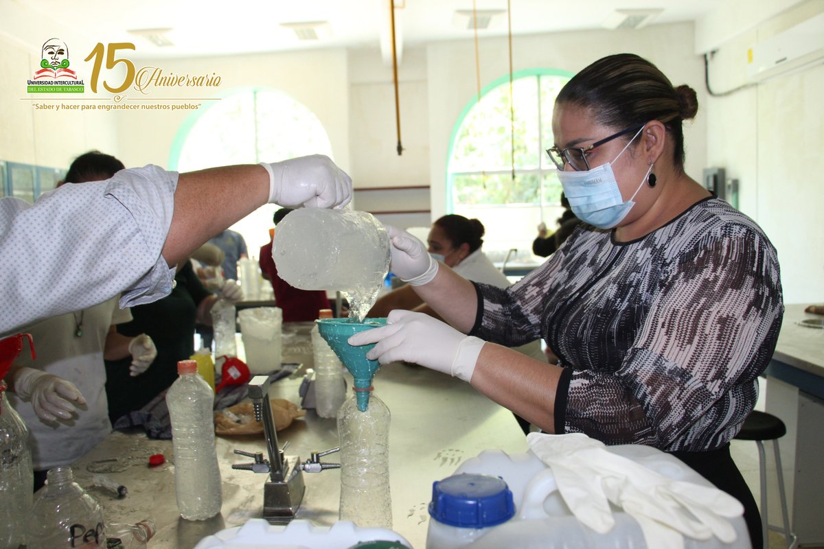 UIETab's tweet photo. Atendiendo el compromiso social con los habitantes de los pueblos originarios, la @UIETab  realizó una campaña para elaborar gel antibacterial, con el propósito de brindar a los pobladores de Oxolotán, Tacotalpa, apoyo con este producto ante el escenario de la contingencia (1/3) https://t.co/APDwNqPTMu