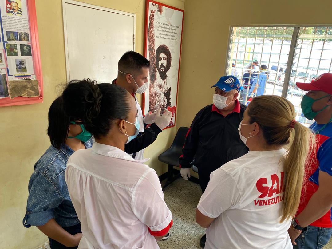 ElCam_Inmortal's tweet photo. 🛑#AHORA| El Jefe de @GobCapital @dariovivaspsuv, Sigue trabajando en los espacios de salud comunitarios, y se encuentra en el CDI de la parroquia #Caricuao, #UD6, en apoyo logístico y cumpliendo con las líneas de acción inmediata emanadas por el Pdte. @NicolasMaduro.😷 https://t.co/bxzxtqGyB6