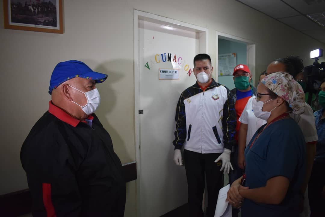 ElCam_Inmortal's tweet photo. 🛑#AHORA| El Jefe de @GobCapital @dariovivaspsuv, Sigue trabajando en los espacios de salud comunitarios, y se encuentra en el CDI de la parroquia #Caricuao, #UD6, en apoyo logístico y cumpliendo con las líneas de acción inmediata emanadas por el Pdte. @NicolasMaduro.😷 https://t.co/bxzxtqGyB6