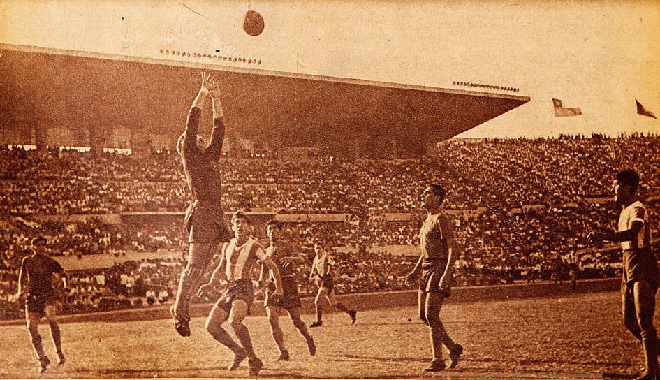 RojaCopaAmerica's tweet photo. Un día como hoy, 26 de Marzo, hace 100 años nacía Sergio Livingstone. capitán de la selección chilena y considerado uno de los mejores arqueros sudamericanos de la historia. Debutó por @laroja en el sudamericano de 1941 y participó en seis ediciones además del mundial de 1950. https://t.co/18LEVWulGX