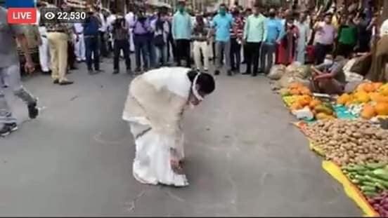 Amit_Thakur_BJP's tweet photo. Look at the background she is maintaining social distance but what about others @AITCofficial @ZeeNewsHindi @MamataOfficial @BJP4India @BJP4Bengal @DilipGhoshBJP @Republic_Bharat @narendramodi @WBPolice #IndiaFightsCorona #forgetpolitics in this difficult situation 🙏 https://t.co/Yi57C4cmmh
