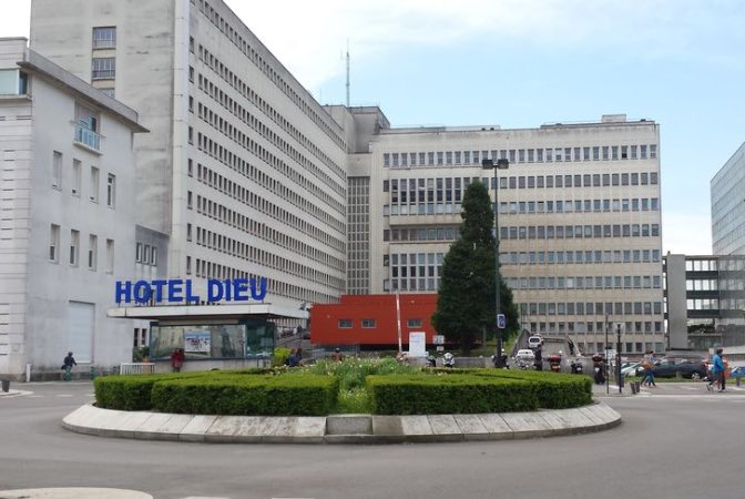 LydieBernard85's tweet photo. Le personnel soignant des @paysdelaloire à #Nantes, à #Angers, à #LaRocheSurYon &amp; à #LeMans a proposé d’accueillir des patients du #GrandEst atteints du #COVIDー19. MERCI pr ce bel exemple de #solidarité nationale. Cette coopération entre Régions sauvera des vies supplémentaires. https://t.co/XVhgFpuJE7