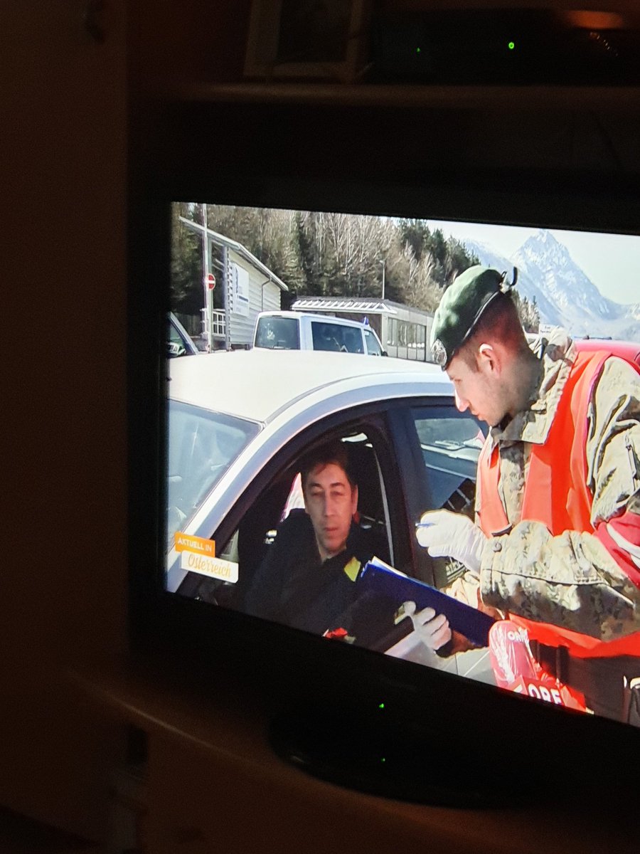 Sehr geehrterHerr <a href="/Bundesheerbauer/">Michael Bauer</a> Steirischer Assistenzeinsatz neue Uniform an (sehr wichtig)  aber kein **Mundschutz** und sicher nicht 1m oder 2m Sicherheitssbstand.  Aktuell in Österreich ... Bitte wie kann das sein?? #Bundesheer  MfG Prokop
