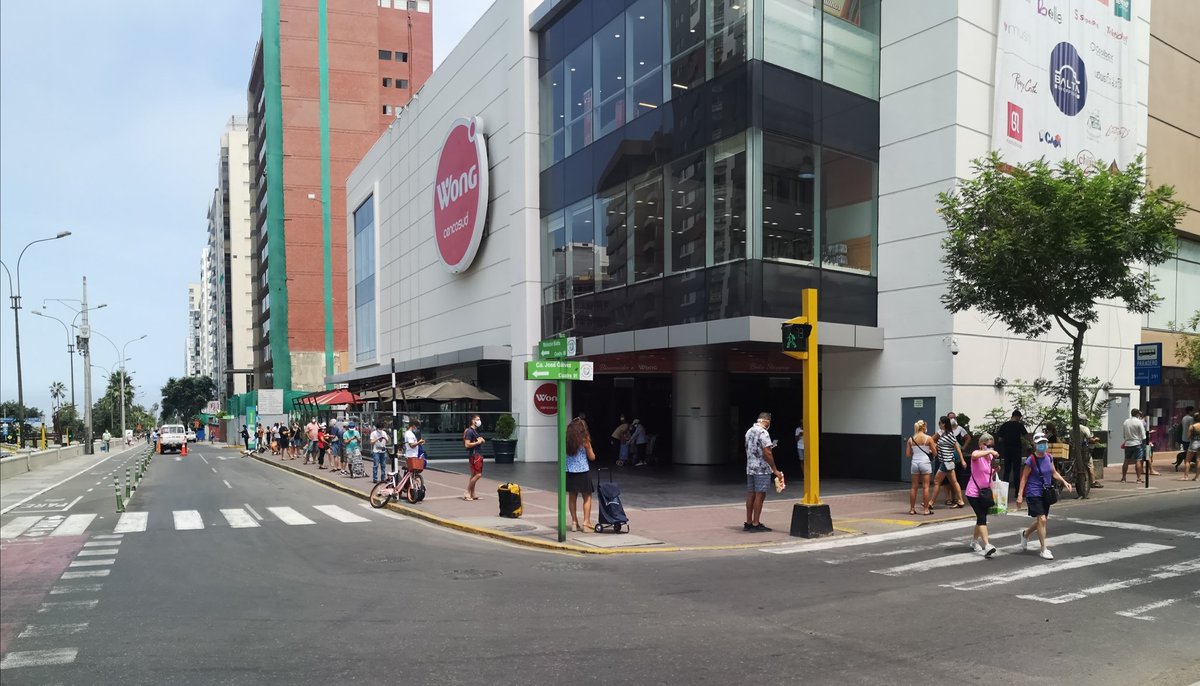 IrishStuck's tweet image. Be aware currently bit queues today at Wong supermarket in #Miraflores. Only supermarkets seems similar! #stuckinPeru