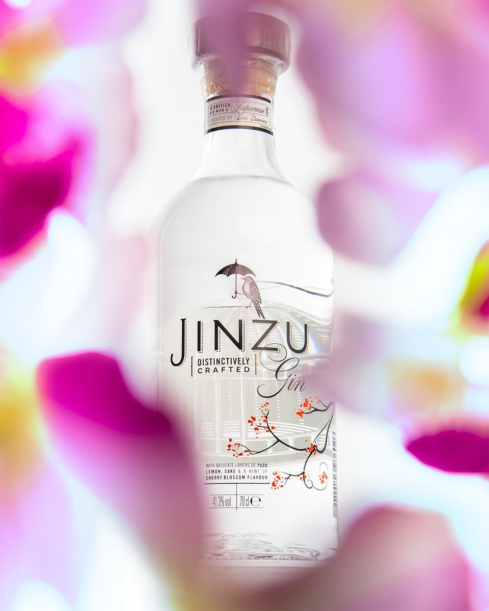 Jinzu es una ginebra británica inspirada en la cultura japonesa. Para elaborarla, se utiliza sake y botánicos como la flor de cerezo, el cilantro y el yuzu. Delicada y cítrica, se presenta en una botella cilíndrica y transparente de inspiración nipona bit.ly/2wbkkZ6