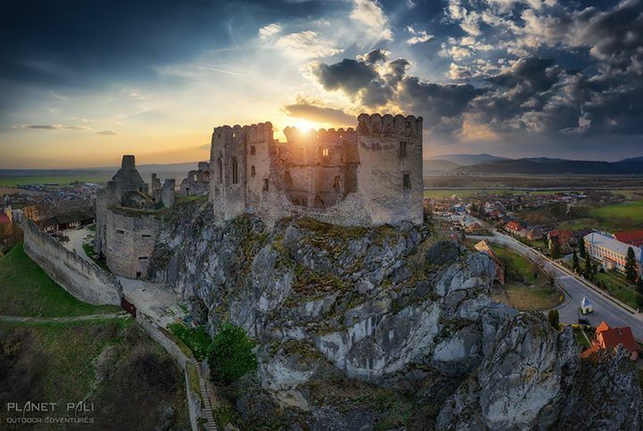 PraveSlovenske's tweet photo. Romantika nad hradom ❤️ nenechajte si ujsť v lete aj takýto západ slnka nad Hrad Beckov 👣🙏🏰 #cestujsrdcom #zostandoma ⚠️ #praveslovenske od 📷 Planet Pali https://t.co/4xkTwEz3Qg https://t.co/MgpJr3fQrZ