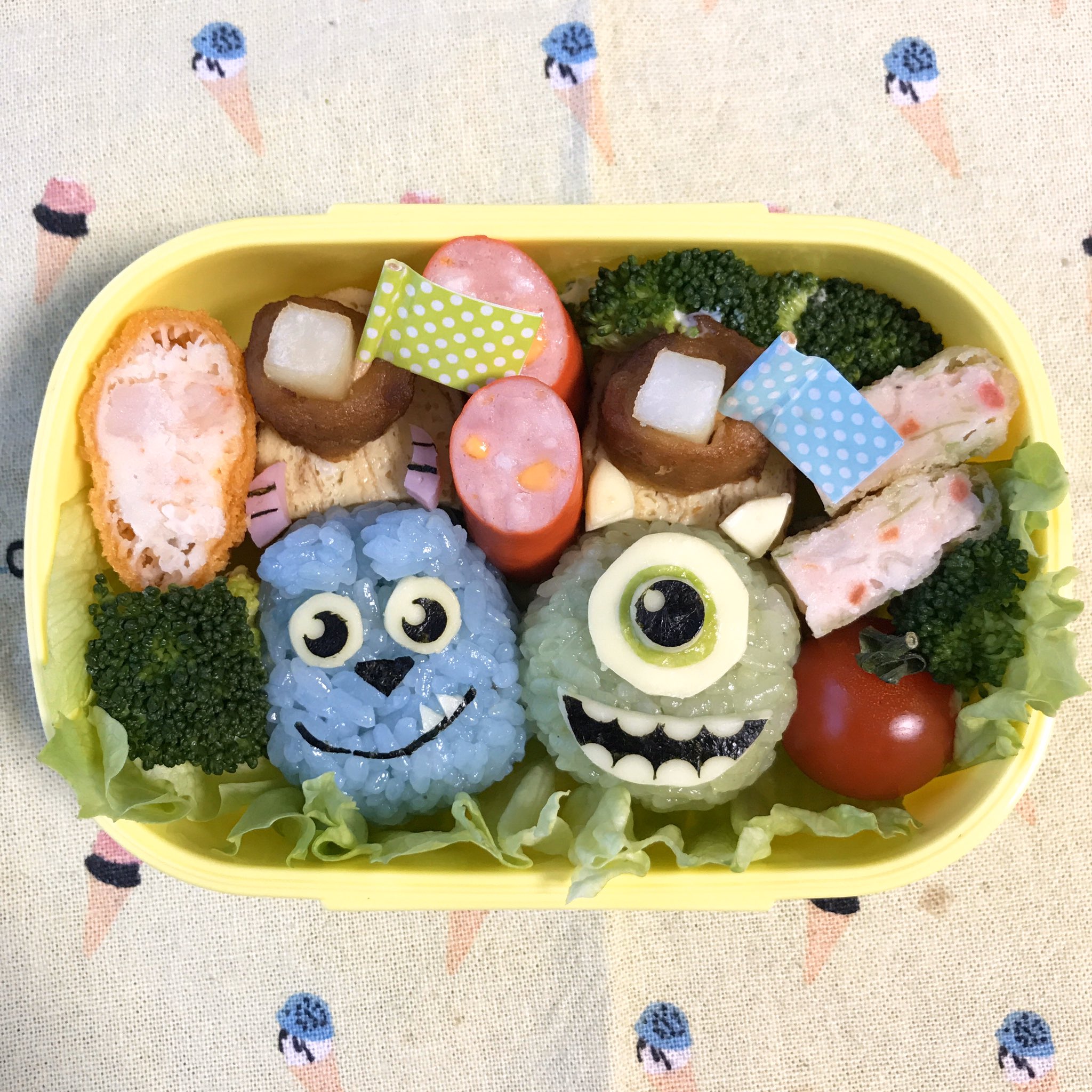 Moetan 810 キャラ弁 7作目 モンスターズインク弁当 マイク Amp サリーは分かりやすくて良いね おにぎりは各30 モンスターズインク Monstersinc マイク Mike サリー Sulley ディズニー弁当 Disney Lunchbox Bento ディズニー T