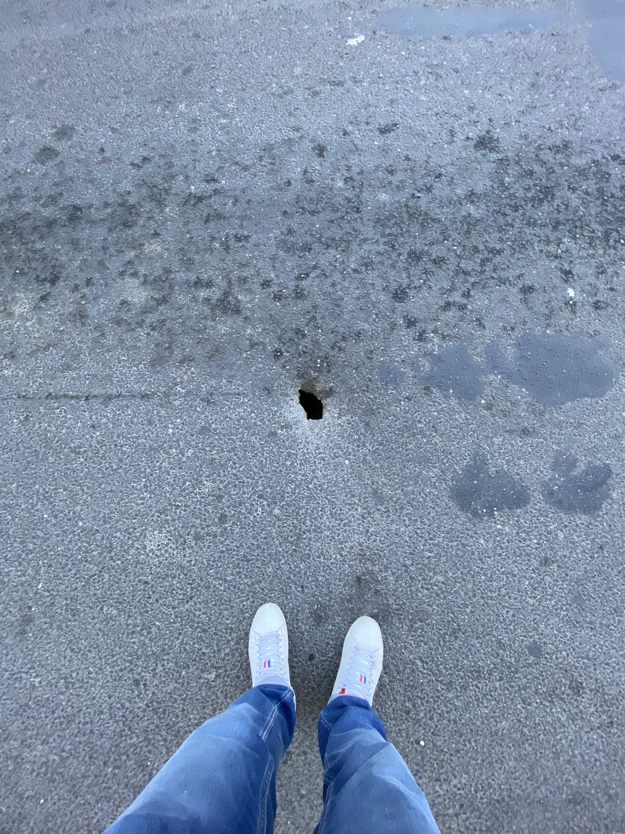renaudduprat's tweet photo. @montpellier_ je vous signale que le bitume sur la rue de Claret commence à s’affaisser juste devant le feu rouge https://t.co/L8PoLt07VW