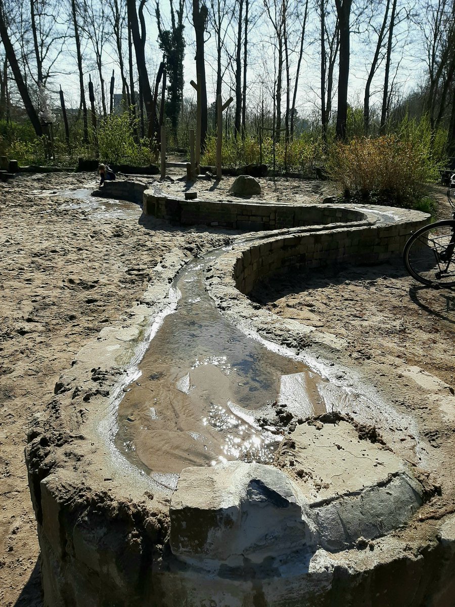 Bureau_RIS's tweet photo. Er is een plek waar je eindeloos met je handen in stromend water kunt staan..... #natuurspeelplaats #HetEiland #Oosterwei #Gouda #zandenwater #lente #bollen #voorjaar https://t.co/KwtmE4SSJW