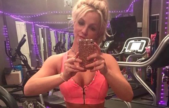 MirrorCeleb's tweet photo. Britney Spears claims she beat Usain Bolt's world record by running 100m in 5.97 seconds
https://t.co/mNgCxh4ogP https://t.co/FGOCunLeDL