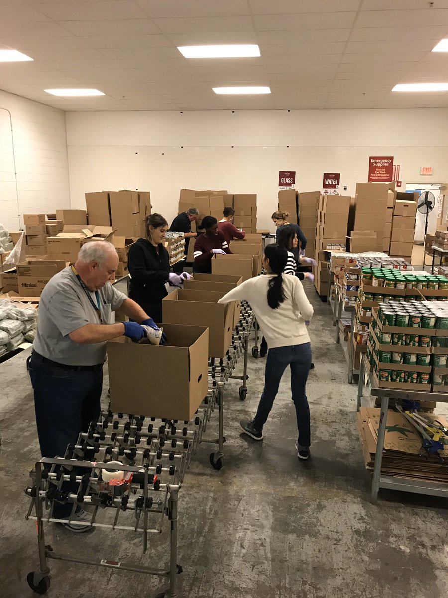 FirstLadyNJ's tweet photo. Check out Drew Johnson, a @FoodBankSJ driver, loaded up and ready for today’s distribution! Thank you, Drew and the volunteers at the Food Bank of South Jersey, for working hard to keep NJ’s families fed during this crisis! #NJThanksYou 🥫❤️🙏 https://t.co/9sVNWf8rXy