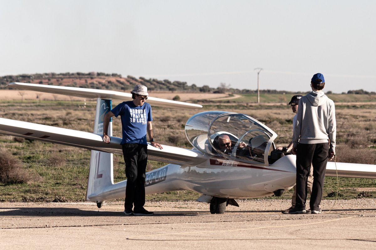 vueloUPM's tweet photo. Preparando el DG-500 para despegue.

Preparing the DG-500 for takeoff.

#dg500 #lillo #glider #aviation #airport #spain #clubdevuelo #akaflieg #planeador #avion #upm https://t.co/VqnO3YsNGW