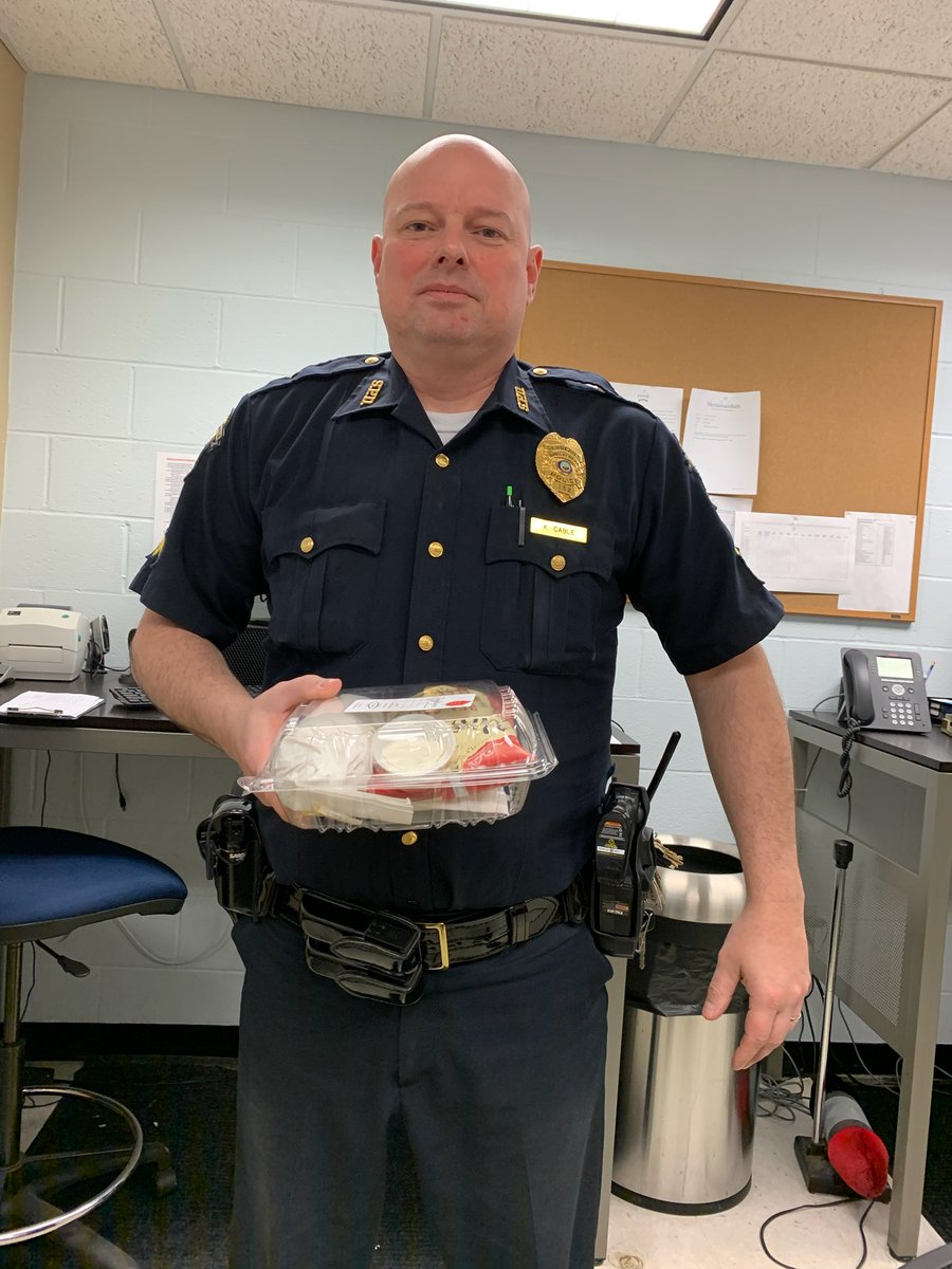 CommonwealthCU's tweet photo. Thank you to Ladyfingers Catering Inc. for helping us serve those who serve us! 😄🥙 Today we delivered food to the Shelbyville Police Department, thank you for all you do to help keep our families and communities safe.👮‍♂️
#TogetherKy #TeamKentucky #HealthyAtHome #HereforYou https://t.co/620ac9rhtN