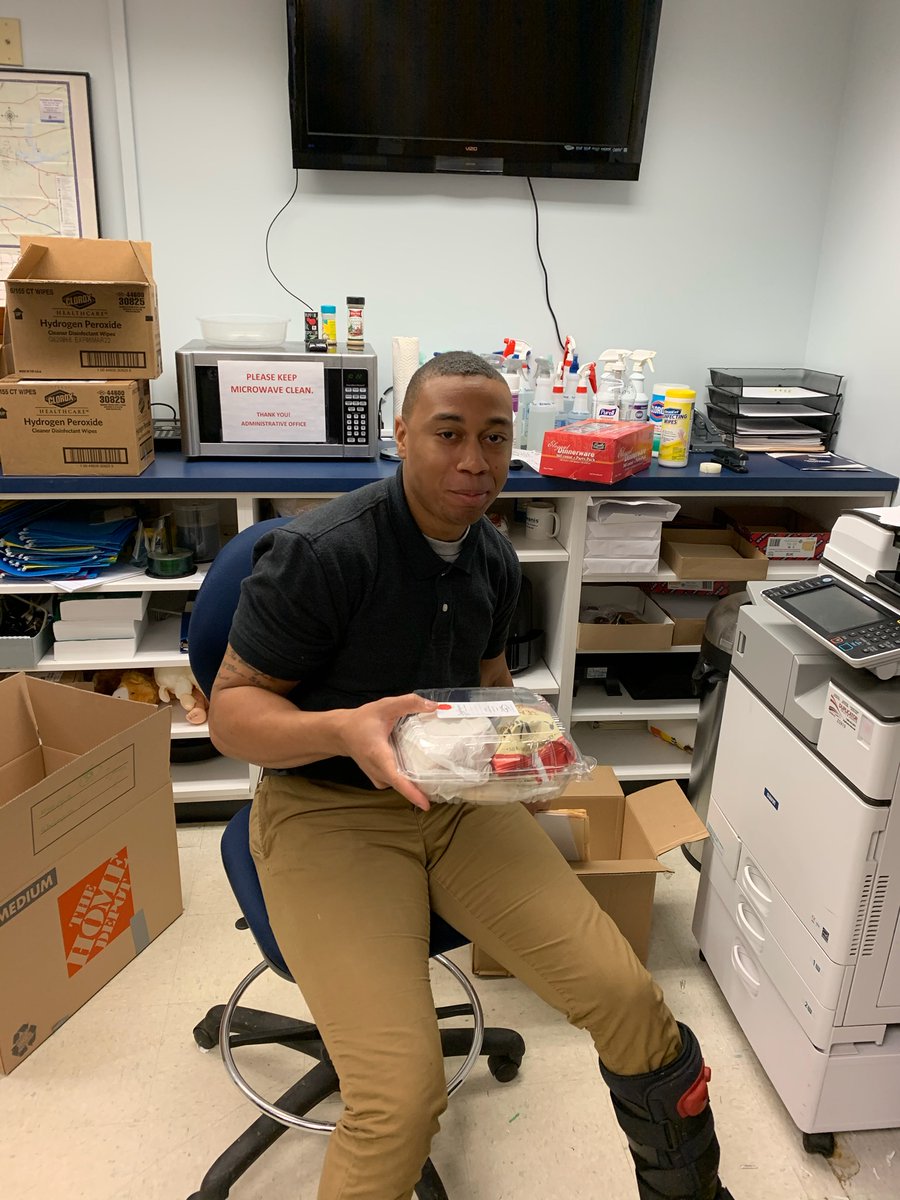 CommonwealthCU's tweet photo. Thank you to Ladyfingers Catering Inc. for helping us serve those who serve us! 😄🥙 Today we delivered food to the Shelbyville Police Department, thank you for all you do to help keep our families and communities safe.👮‍♂️
#TogetherKy #TeamKentucky #HealthyAtHome #HereforYou https://t.co/620ac9rhtN