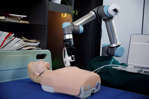 L’université de #Tsinghua a mis au point un #robot capable de diagnostiquer et examiner un #patient atteint ou potentiellement atteint du #coronavirus. En plus de réduire la charge de travail des #médecins, il réduit aussi le risque de transmission. #santé ow.ly/qGRT30qsOgU