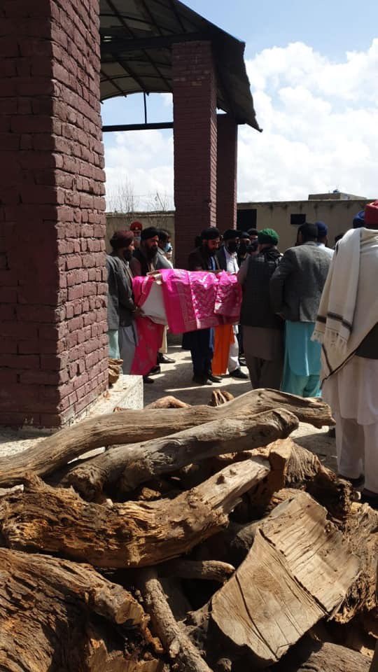 bljt_singh's tweet photo. Mass cremation in Kabul Afganistan after the terrorist attack on historical Gurudwara (sikh temple) on 25th March, 2020.
4-5 terrorists entered the holy place around 7 in the morning and more than 100 people were inside temple. The operation took 6 hours.
#Afghanistan #kabulsikhs https://t.co/6bUJcMz1I4