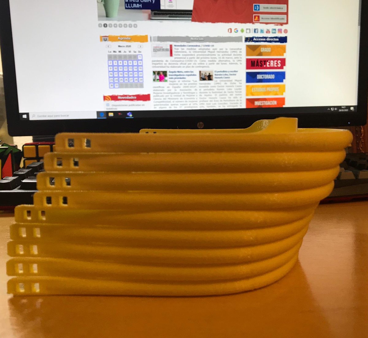 nik_gar_aracil's tweet photo. Poniendo nuestro granito de arena. Primeras piezas impresas para máscaras de protección. Estas al hospital De la Vega baja desde @UniversidadMH https://t.co/80GwHGMyn2