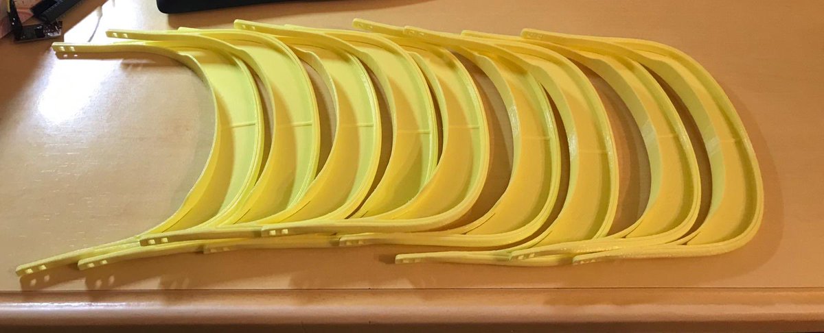 Poniendo nuestro granito de arena. Primeras piezas impresas para máscaras de protección. Estas al hospital De la Vega baja desde <a href="/UniversidadMH/">UMH</a>