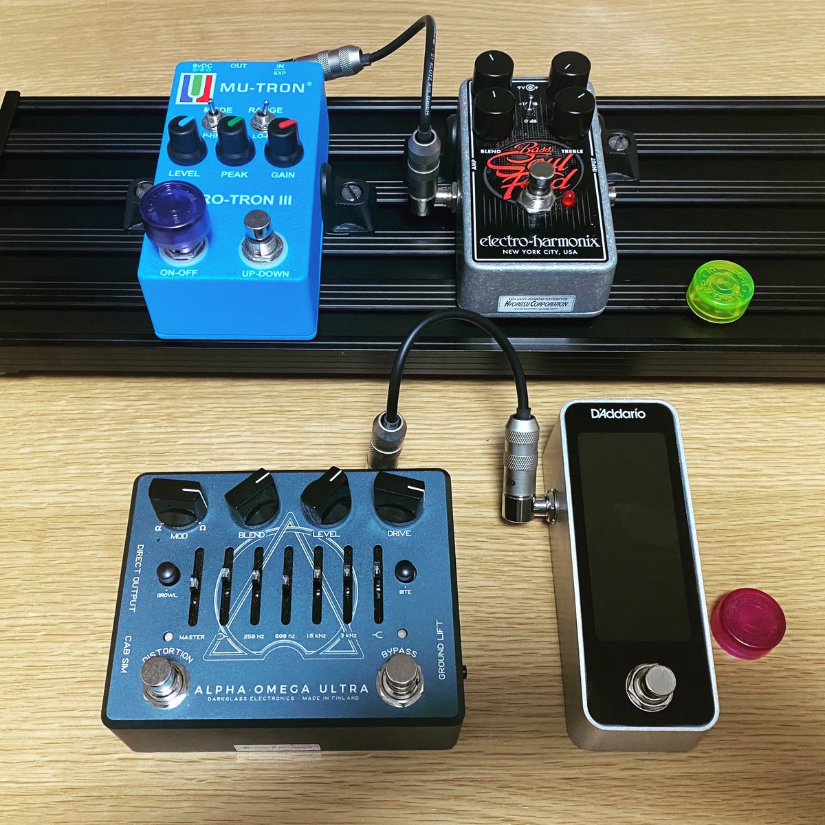 shin_carpbass's tweet photo. こういう眠れない夜は、エフェクターを無意味に並び替えたりして、結局元に戻したり戻さなかったりしてニヤニヤするのに限るw
#daddario #ダダリオ #pedaltuner #electroharmonix #エレハモ #soulfood #mutron #microtron3 #darkglass #alphaomegaULTRA #aclam #aclamguitars #caj #customaudiojapan https://t.co/SmM5xamGYq