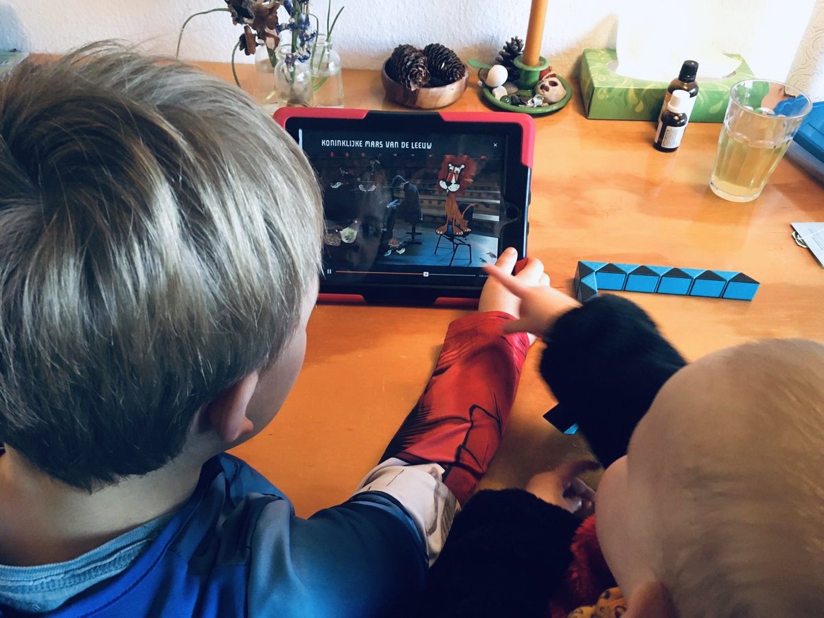 KOOdenhaag's tweet photo. Kunstenaars, musea en kunstinstellingen doen er alles aan om kunstlessen digitaal te maken. KOO verzamelt het online aanbod. Deze kids vermaken zich al met de app van het Concertgebouworkest. Je vindt het complete overzicht op https://t.co/8QxiX7tEeU https://t.co/X4sJnicc6t