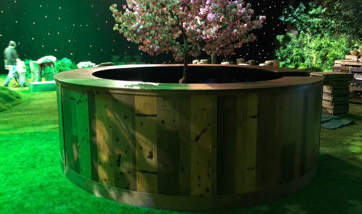 furniture4event's tweet image. #throwbackthursday to an event in London featuring our Rustic Wooden Bar which is available to hire in 6ft straight and curved sections as well as 3ft returns! This bar was made by our Work-Shop Dream-Team and has been super popular over the last year… Contact us for more info!