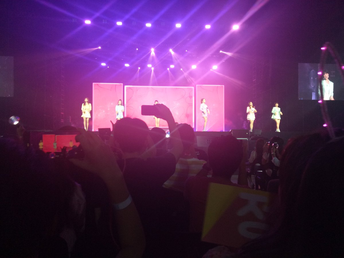 BuddySL96's tweet photo. [29.06.2019 • #Go_Go_GFRIEND in Malaysia]
A day after my 23rd birthday - my first concert as a 8-year-old kpop fans 😇❤
Pictures by me 📷
Pic 3: I was blocked by others' camera 😭 But still a good seat as I can see Eunha right in front of me 😍
Pic 4: freebies 💕
#GFRIENDinMY https://t.co/WoavmRcwYW