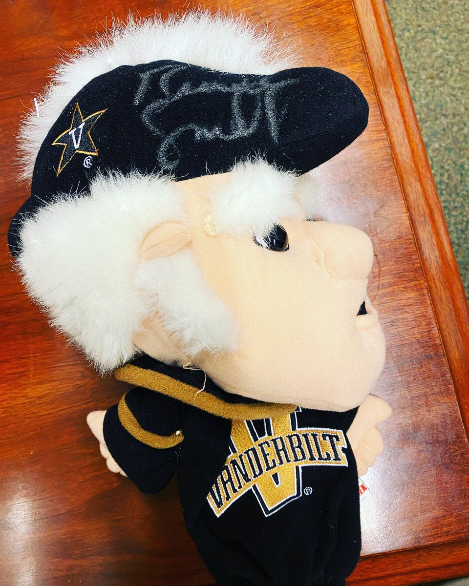 ⛳️⚓️

After our Q&amp;A with 2012 <a href="/PGATOUR/">PGA TOUR</a> FedExCup champion <a href="/BrandtSnedeker/">Brandt Snedeker</a> yesterday, he gave us a few cool things.

Who wants to win one of his game-used <a href="/VandyMGolf/">Vanderbilt Men's Golf</a>’s headcovers, that he signed! 🙋🏽‍♂️🙋🏼‍♀️

How to enter:

👉🏽 Retweet this post
👉🏽 Follow <a href="/tgfjuniorgolf/">TGF Junior Golf</a>