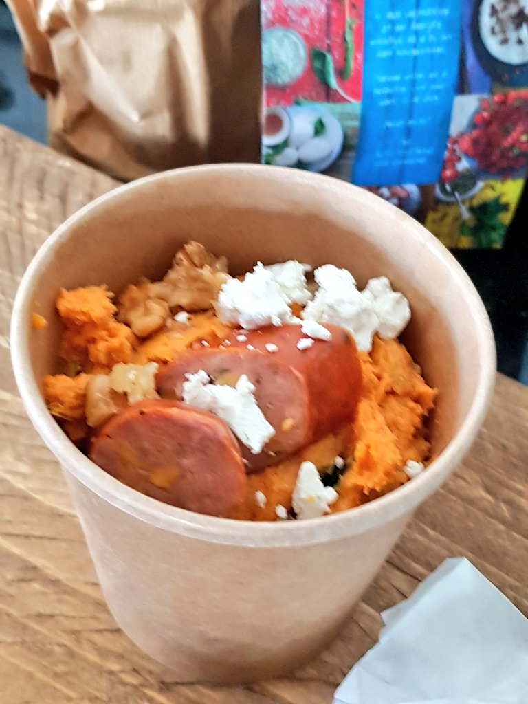Een lekkere maaltijd voor het hele gezin, aangeboden door <a href="/AvikoNL/">Aviko</a> omdat Jose in de #zorg werkt. We starten met een Mexicaanse tomatensoep, gevolgd door spinaziestampot met zoete aardappel en als toetje zoete aardappeltaart met vanilleglazuur. Dank voor de maaltijd Aviko.👍#akker