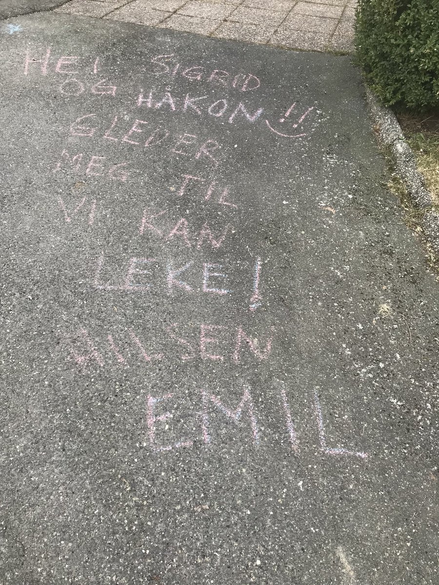 Dagens vakreste budskap skrevet med fargekritt foran en oppgang i en obosblokk på Lambertseter❤️ #koronanorge
