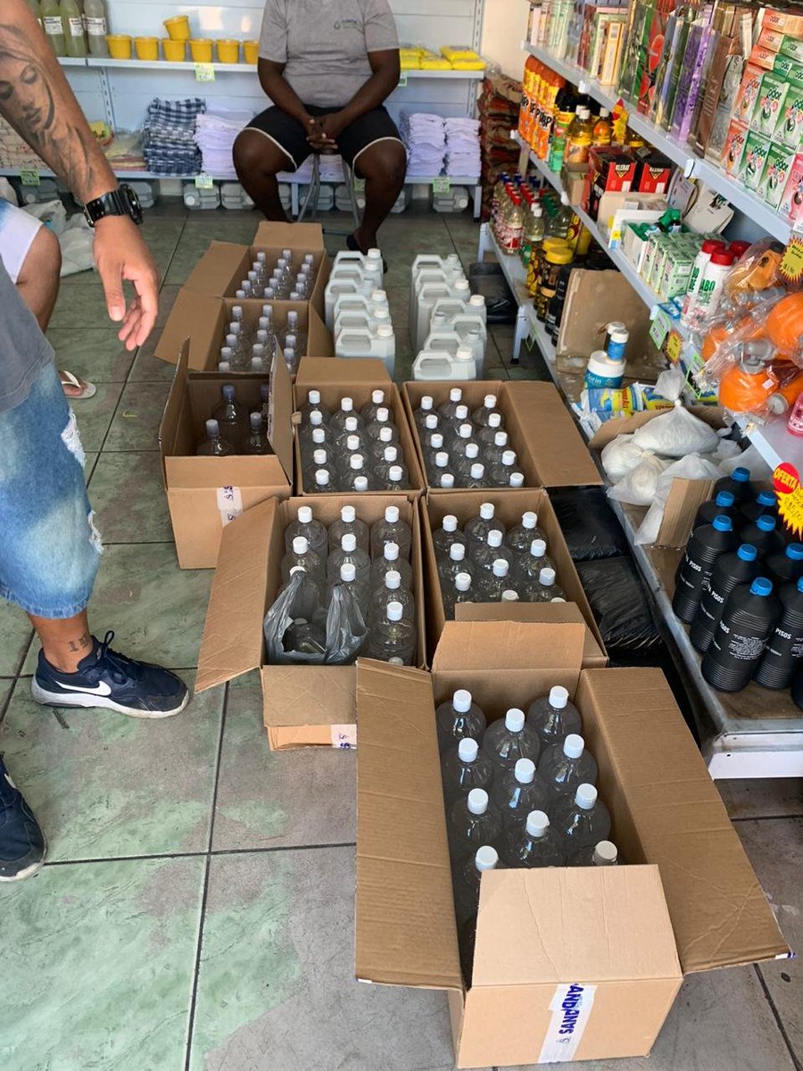 PCERJ's tweet photo. #121DP apreende grande quantidade de álcool em gel falsificado nos municípios de São Gonçalo e Iguaba durante Operação Assepsia. Saiba mais: https://t.co/o55Ga6fNpb https://t.co/8QfLMWJia2