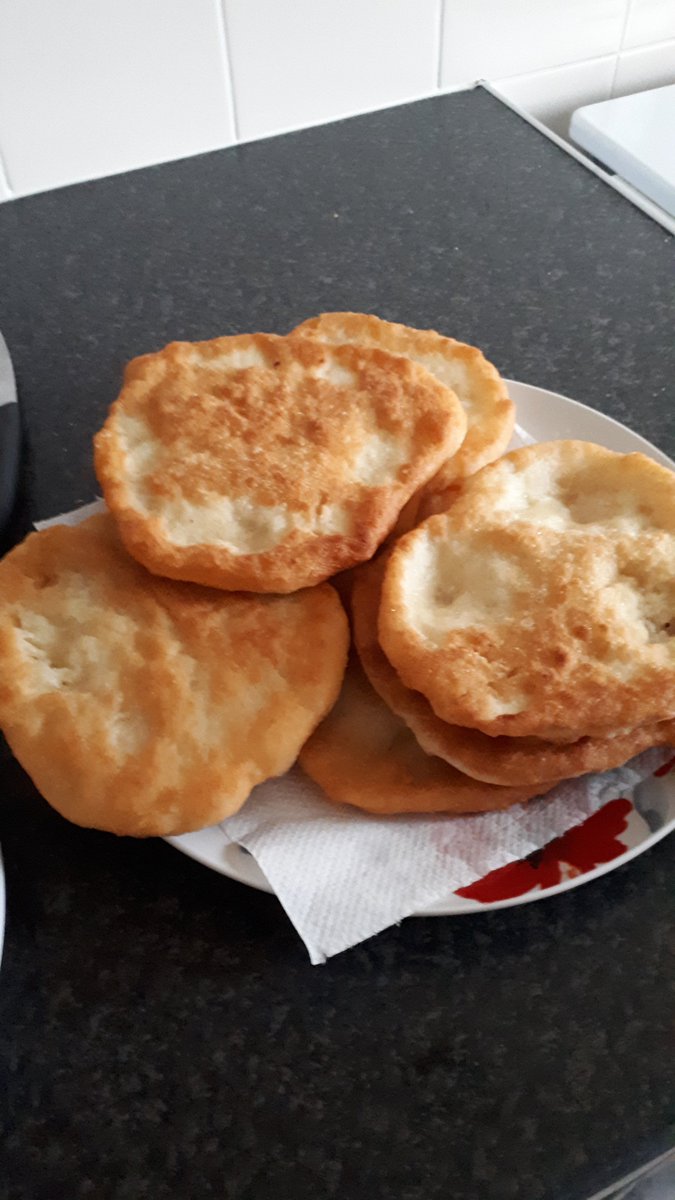 Alexandra P2B
Today, Alexandra and her mother have prepared a simple doughnut recipe (scovergi - the name in Romanian).
Alexandra used her knowledge learned in school - weighing, measuring, dosing.
Have a nice evening!