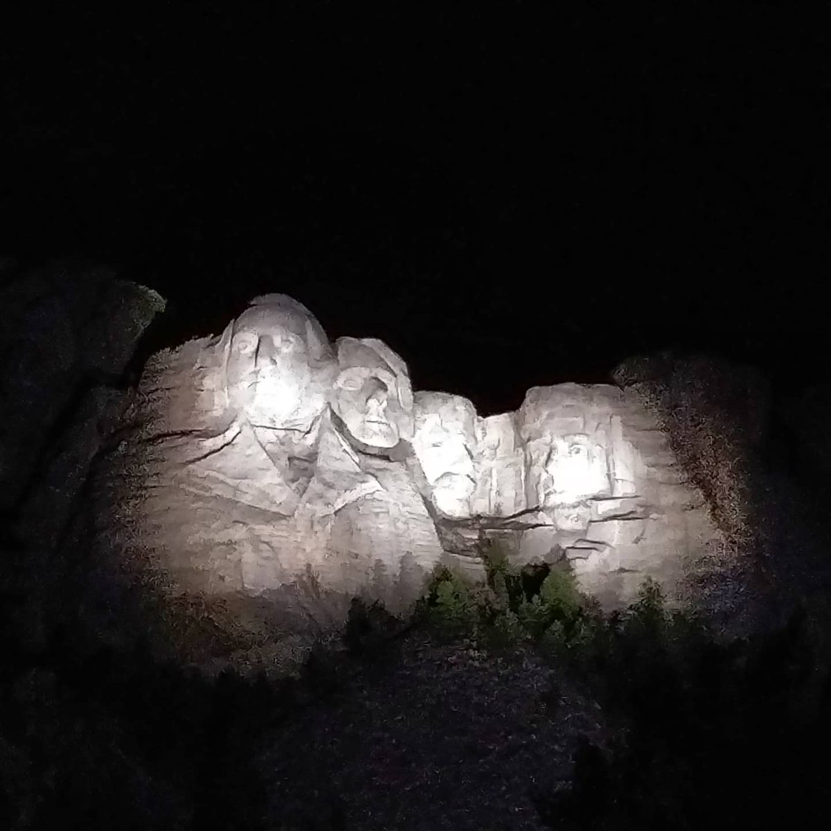 MountRushmoreNM's tweet photo. #OneWeekofWonder #Day3 #RoamFromHome #MountRushmore #XanterraTravel 📷cristiangabas https://t.co/XuqkuuVLfB