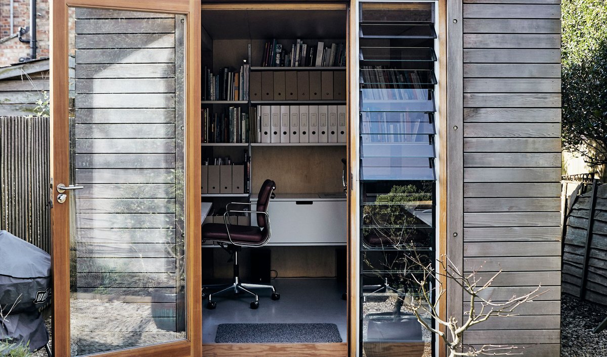 The #606universalshelvingsystem turns this <a href="/_3rdSpace/">3rdSpace</a> studio into the ideal home-office here in architect Gary Collins’s garden – cleverly reducing the daily commute to the bare minimum. Visit #vitsoe's galleries for ideas for your study: vitsoe.com/606g Pic: @_beth_davis