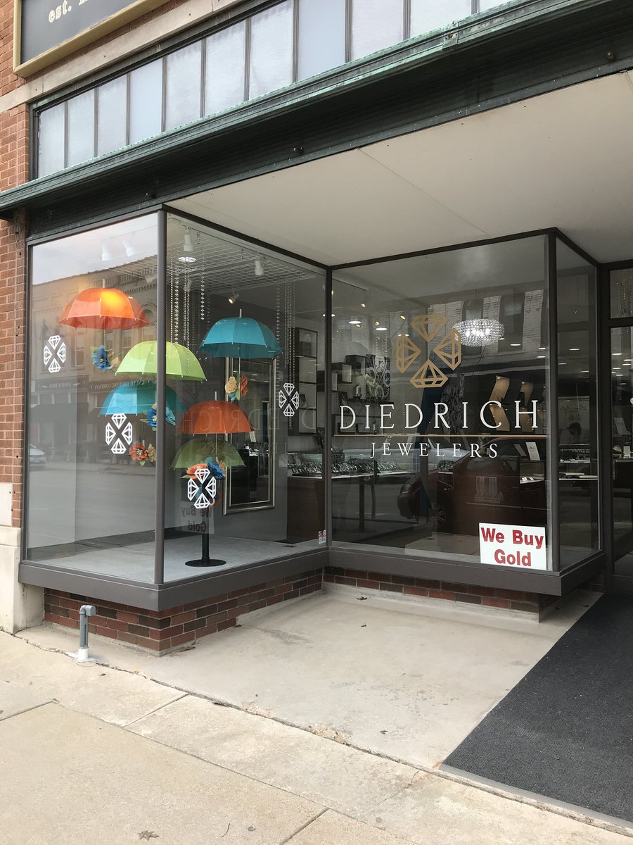 RetailworksInc's tweet image. It's raining jewels over at Diedrich Jewelers! 

#windowdisplay #spring #springdisplay #diedrichjewelers #jewelrystore