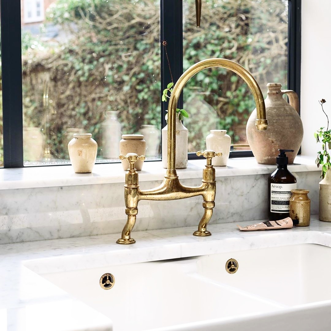 AlchemyNia's tweet photo. Carrara marble countertop, double farmhouse sink with an exquisitely aged brass tap, rustic earthenware and crittall window make for the perfect country style kitchen. I wouldn't mind washing my hands 1000+ times a day if I lived here... | Design: @deVOLKitchens

#WashYourHands https://t.co/Mg8HZU50H7