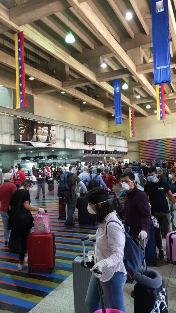ItalyinVEN's tweet photo. All'aeroporto internazionale di Caracas per assistere i nostri 51 connazionali in partenza per l'Italia con un volo speciale: 363 passeggeri di 23 nazionalità dell'Unione Europea. 

@ItalyMFA @LuigiVignali @LuigidiMaio https://t.co/biRXJVa9SC