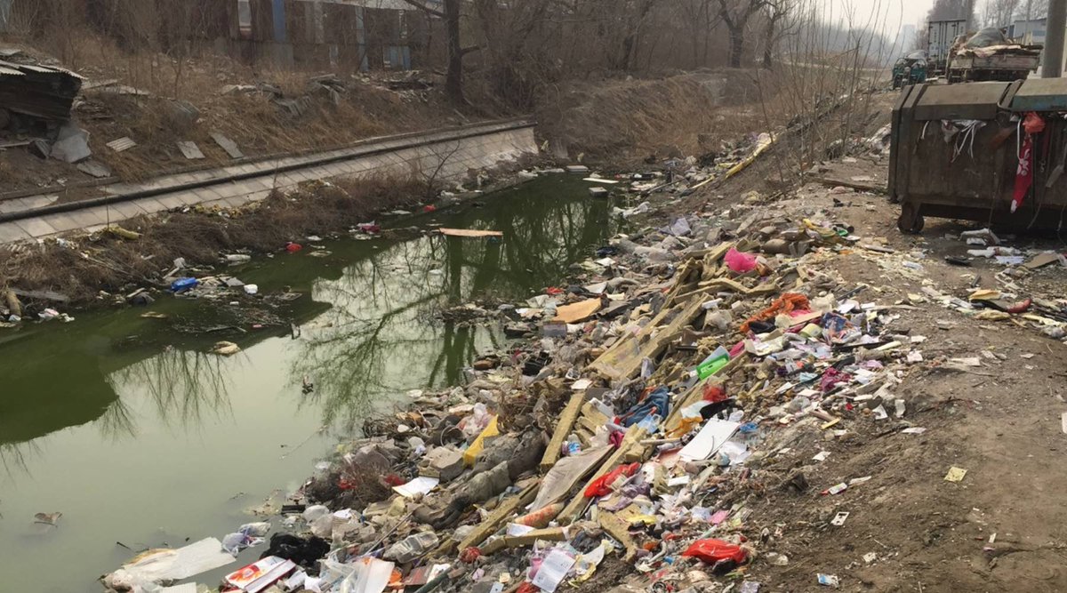 GiuseppePhys273's tweet photo. HEY LOOK there's a river in all this trash: #Lesson10 https://t.co/MmwElCTZeN