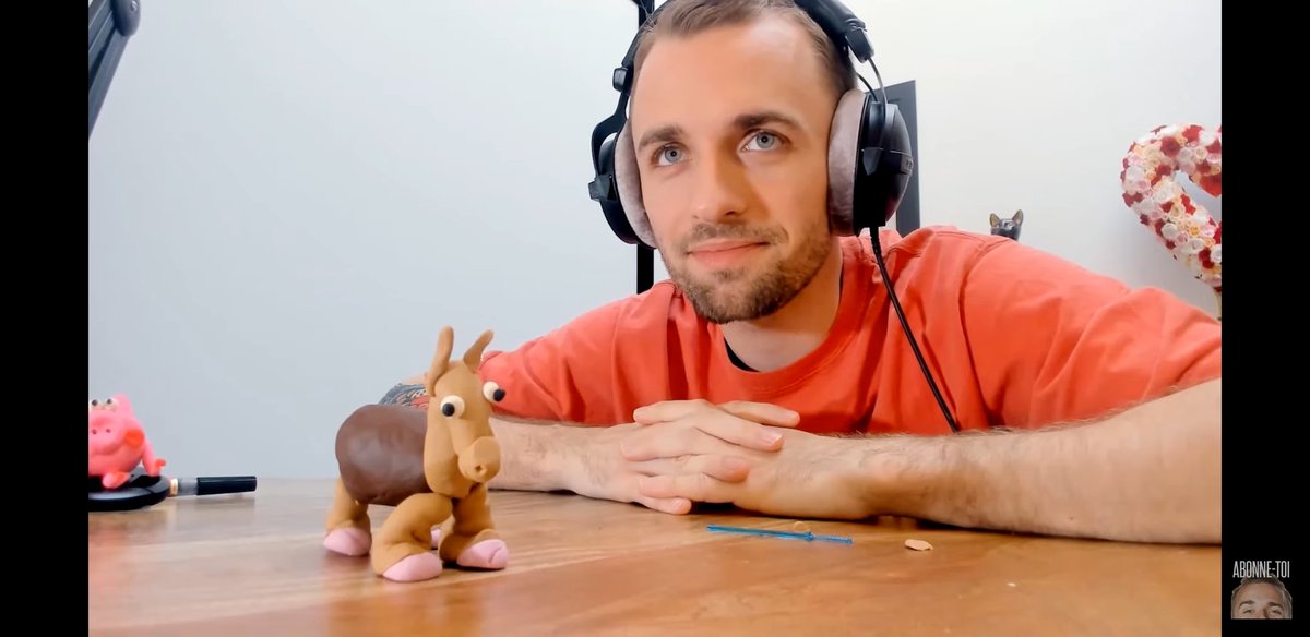 Vavapatate_'s tweet photo. Jpp j'explose de rire à Chaque vidéo activités manuelle de Squeezie😂😂😂 https://t.co/YwCg3asDTD