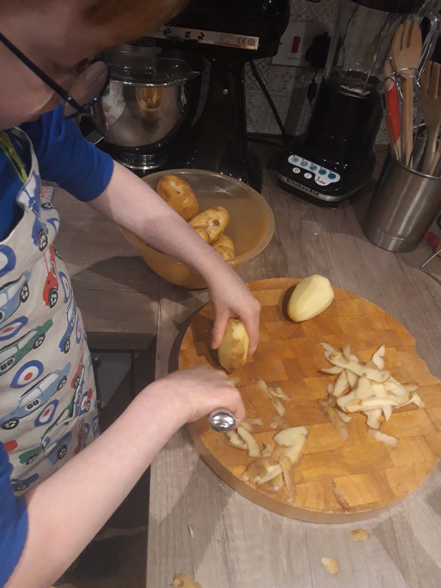 Mrs_White_HE's tweet image. Potato Peeling Skills in action in the White house, what skills you showing off in the kitchen this dinner time? #homeeconomicsathome #getcooking #getinthekitchen #dinnertime
