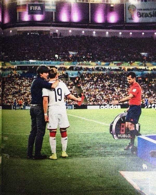 KevinFarinango5's tweet photo. ¡LA POSTAL! 📸

Joachim Low a Gotze: “Entra, demuéstrale al mundo que eres mejor que Messi y danos la Copa."

El resto todos lo sabemos... 👏⚽
.
.
#joachimlöw #mariogötze #gotze #alemania #copadelmundo #noticiasfutbol #foxsports https://t.co/NO4aQoNhcl