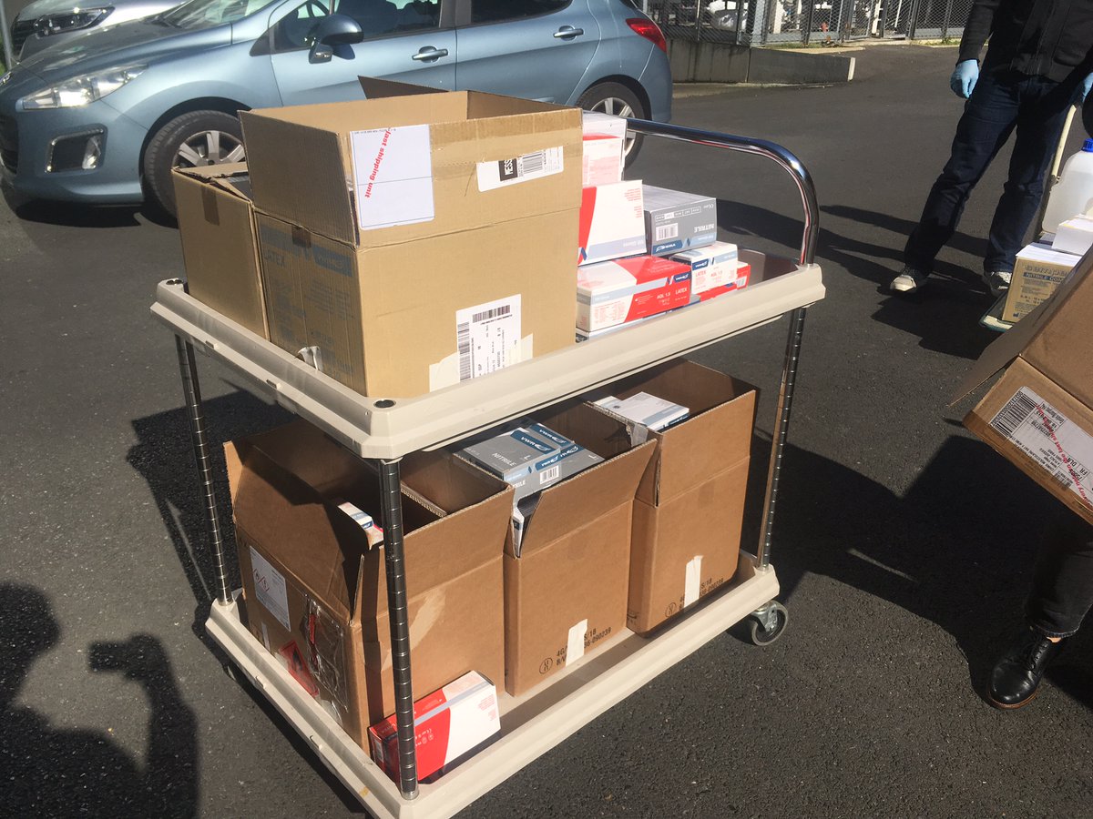 Polymers_SU's tweet photo. Avec l'@IPCM_Sorbonne nous avons fait une collecte de matériel pour les hôpitaux (gants, glycerine, ethanol). Nous soutenons nos collegues soignant/es ! 💪👩‍⚕️👨‍⚕️🧑‍⚕️@Sorbonne_Univ_  #Covid_19fr https://t.co/lbmhbJp9dO