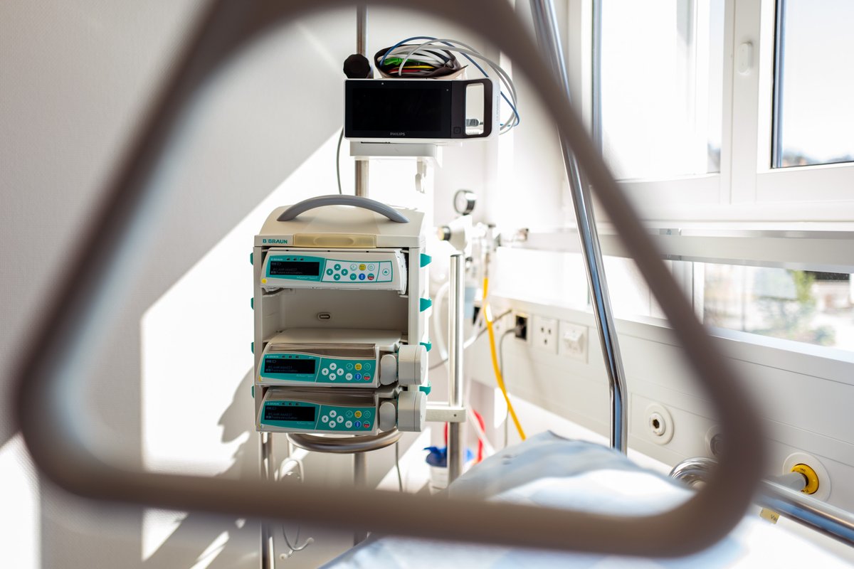 derbalgrist's tweet photo. Der #Balgrist hat seine Intensivstation früher als geplant eröffnet – dank tatkräftiger Unterstützung unserer Mitarbeitenden. Damit schaffen wir zusätzliche #IPS-Kapazitäten und Beatmungsplätze und helfen mit, das Gesundheitssystem zu entlasten. #CoronaInfoCH https://t.co/zMpDnObKuw