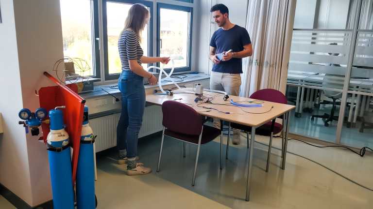 De meeste essentiële onderdelen zijn binnen en er wordt hard gewerkt aan de verschillende prototypes. 
Lees hier meer over in de meest recente update op onze site: operationair.just-shared.top/8T0daI