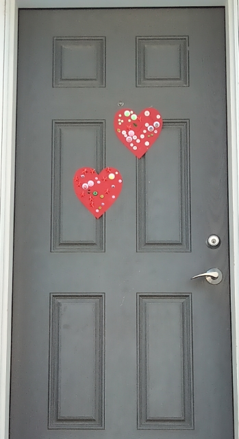 Shell_Canada's tweet photo. Shell staff were inspired by the Hearts of PG scavenger hunt to spread joy in their neigbourhoods while #socialdistancing by displaying hearts on their front doors ❤️ #FuellingKindness. Check out the full #HeartsofPG story here: https://t.co/WSG955eHnA https://t.co/wfZuYwkG0w