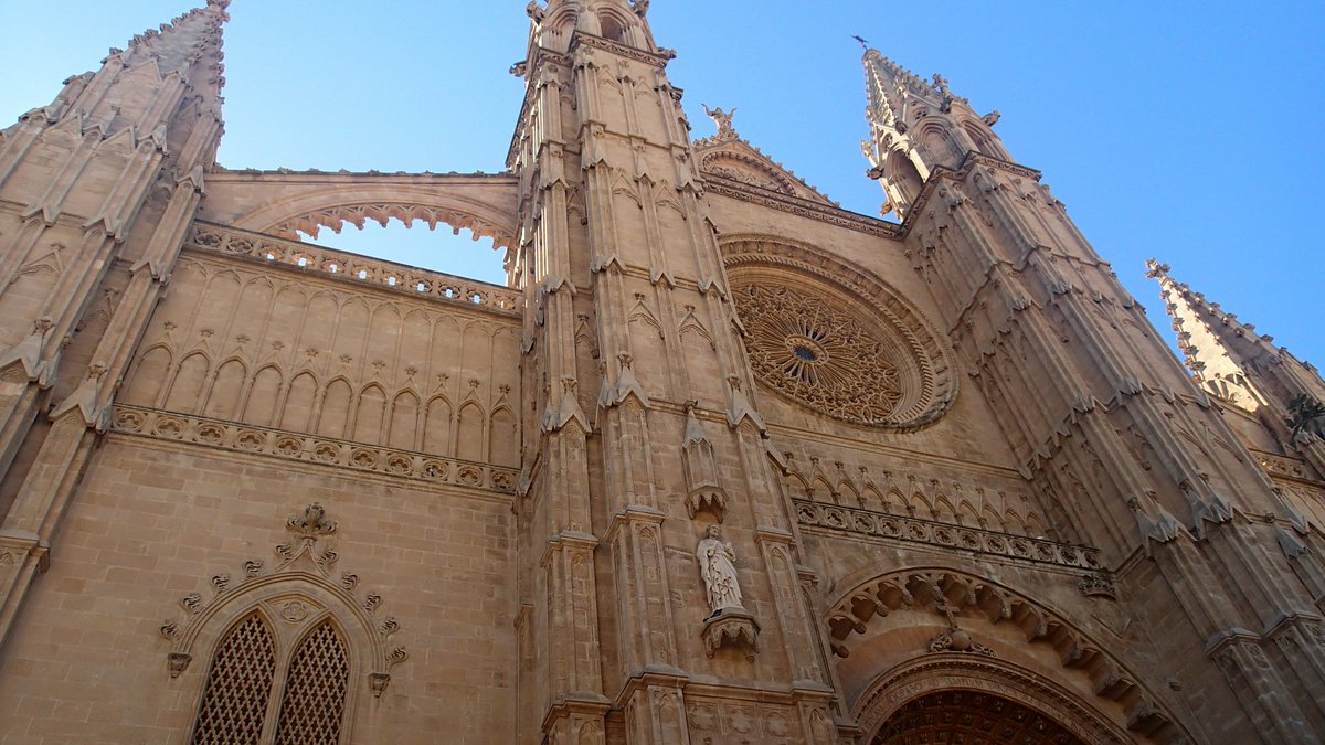 elbahotels's tweet photo. Did you know that the rosette in the Cathedral of Saint Mary in Mallorca is the largest of the Gothic cathedrals in the world🤔 and is a 20 minute drive from Elba Sunset Mallorca  🚗

#ElbaHotels #UniqueHotels #IStayAtHome #Mallorca https://t.co/X8i1o8YqvX