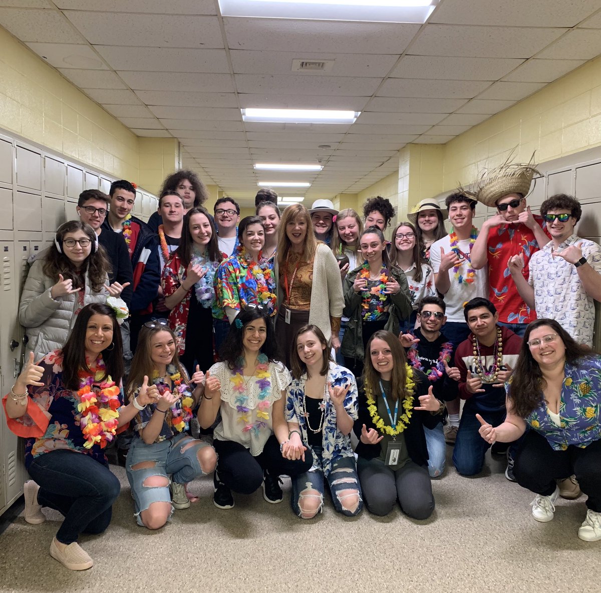 SignoraCPena's tweet photo. Tribute Thursday! I would like to give a shout out to the best co advisor Mrs. Tundis and to our fabulous advisory!!! We are so blessed to have such a caring and thoughtful group of students! We love you. Stay healthy! #OakerPride #Advisory116 @TundisConstance @SignoraCPena https://t.co/oPUYVTKlN5